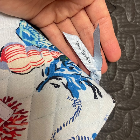 ✨ Vera Bradley RFID Passport Wallet – Coastal Anchors & Seashells Print – Wristl - Picture 3 of 4